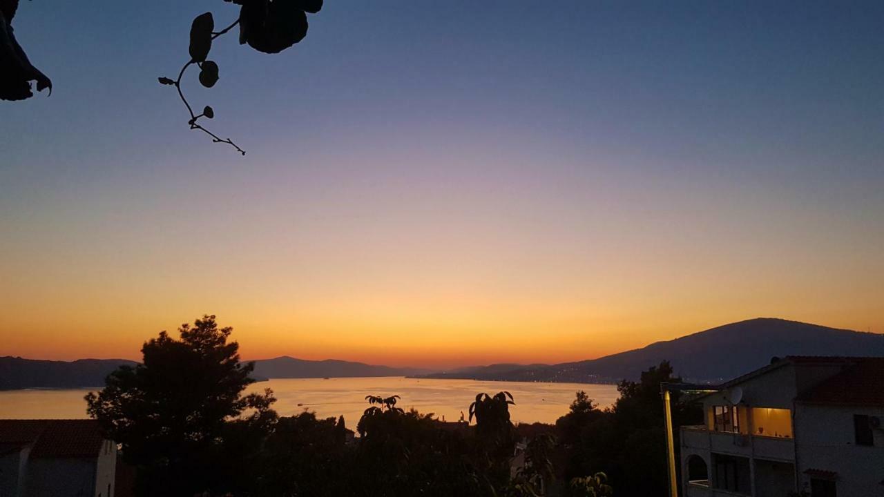 Apartment Okrug Gornji - Trogir With Sea View Buitenkant foto